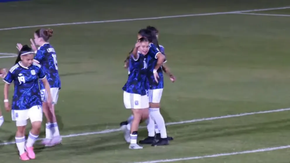 Narela tras su segundo gol y una dedicatoria para su familia que estaba en las tribunas acompañando. 