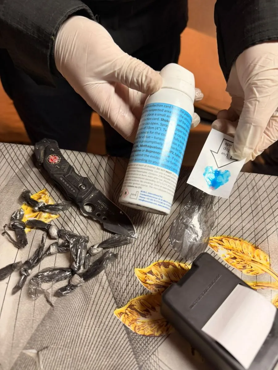 Parte de la droga fraccionada secuestrada durante los allanamientos en Quinta 25. Foto: Polic&iacute;a de R&iacute;o Negro
