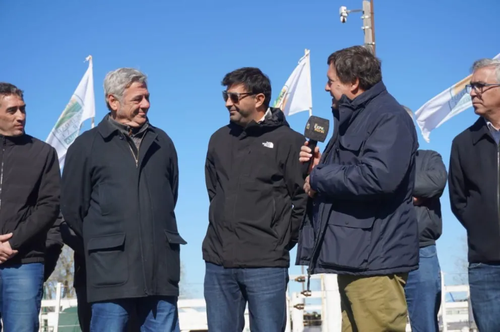 Weretilneck encabeza la inauguración acompañado por el presidente de la Sociedad Rural Argentina, Nicolás Pino.