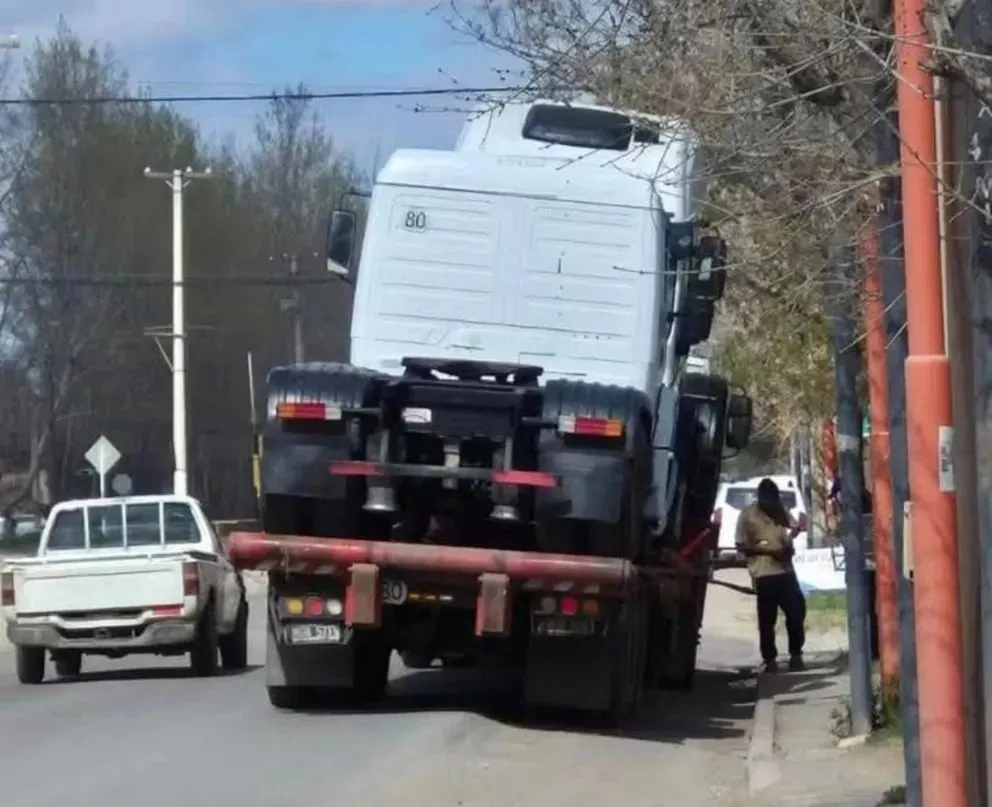 El conductor del camión fue alertado por testigos del siniestro y se detuvo una cuadra más adelante del lugar donde fue atropellado el peatón. (Foto: gentileza)