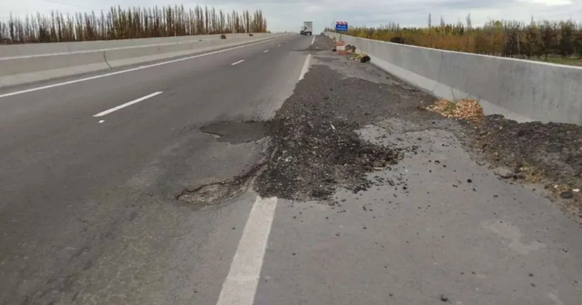 Los baches y el agua acumulada complican la circulaci&oacute;n en la rotonda de la Ruta 22 en Roca. Foto: Tania Domenicucci.