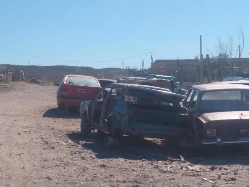Según explicaron los vecinos a ANR, comenzaron a llegar multas por abandono de vehículos pero no fueron retirados del lugar. Foto cortesía