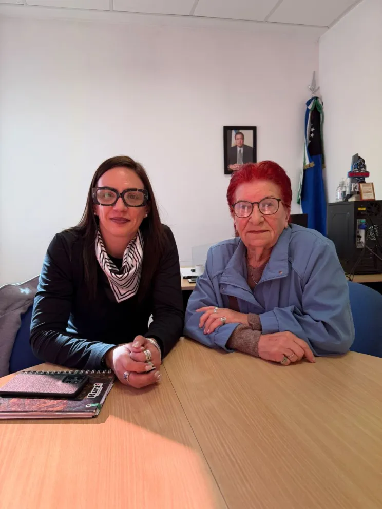 Belén Bavastri junto a Nelly, la jubilada de San Cayetano que recibió una multa de $420.000 por la poda de un árbol. Foto: gentileza.