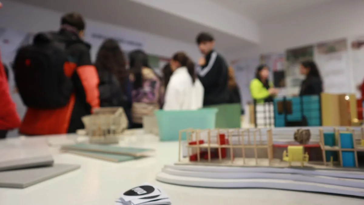 Estudiantes recorren las propuestas académicas de la Universidad Nacional de Río Negro durante una edición de Puertas Abiertas. Foto: Prensa UNRN