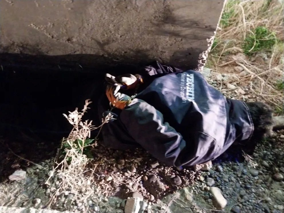 El hombre fue detenido frente al Parque Industrial II luego de intentar escapar hacia la ruta. Foto: Policía de Río Negro