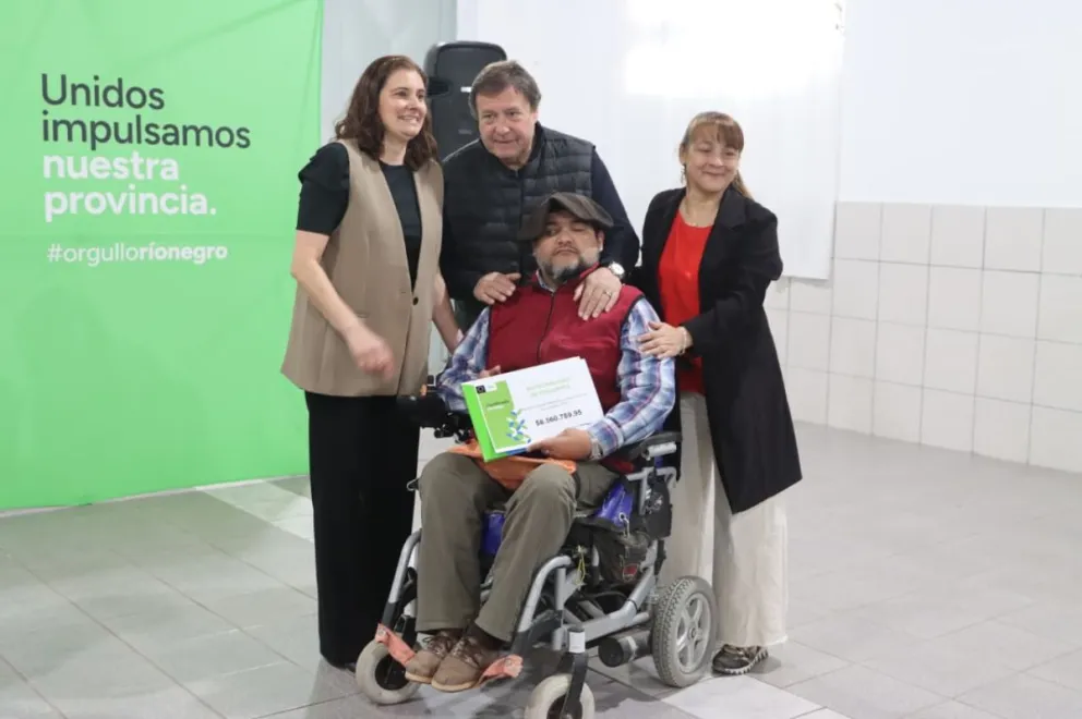 El acto contó con la participación de vecinos que recibieron las escrituras y fueron parte de la apertura de sobres. Foto: Tania Domenicucci