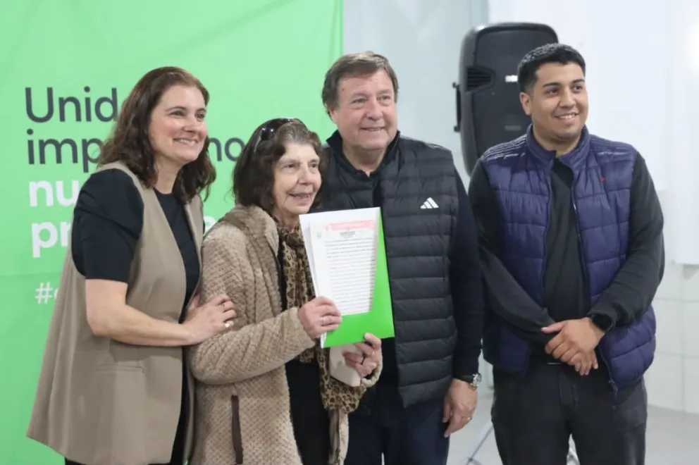El acto contó con la participación de vecinos que recibieron las escrituras y fueron parte de la apertura de sobres. Foto: Tania Domenicucci