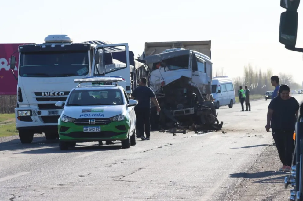 El camión que transportaba arena quedó con toda la parte frontal destrozada. (Foto: Tania Domenicucci. ANR)