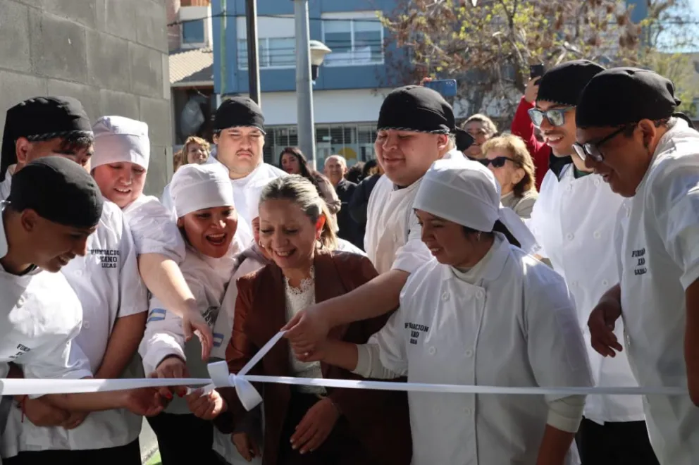 Con gran cantidad de participación de familias y vecinos de la ciudad, hoy se inauguró la fabrica de pastas de Fundacion Kano. Foto Tania Domenicucci-ANR