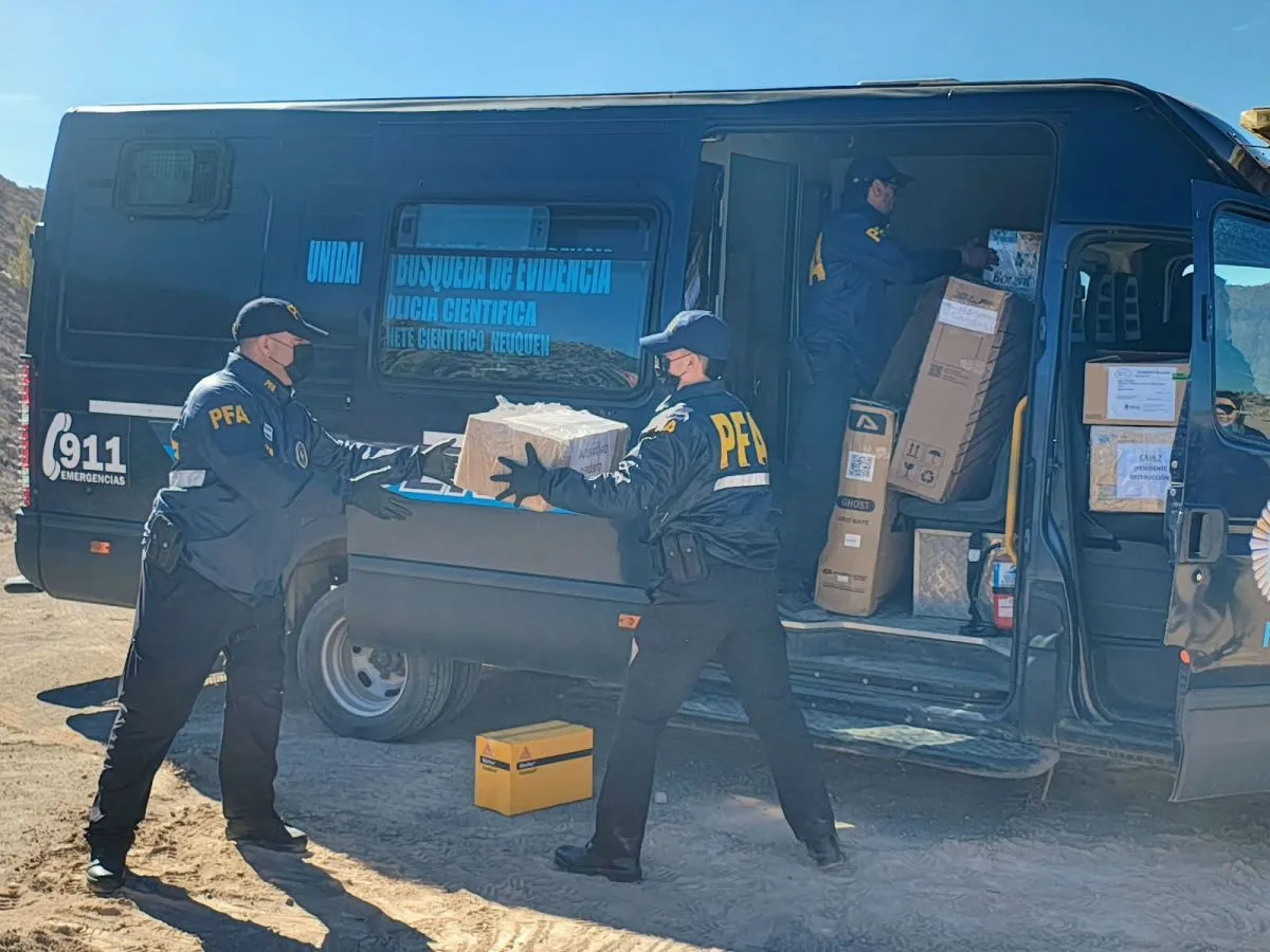As&iacute; descargaban la droga para su quema. Foto: Polic&iacute;a