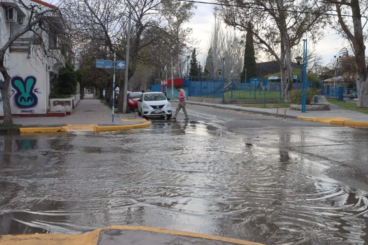 El agua acumulada afect&oacute; la circulaci&oacute;n en el sector de Italia y el Canalito. Foto: Tania Domenicucci.