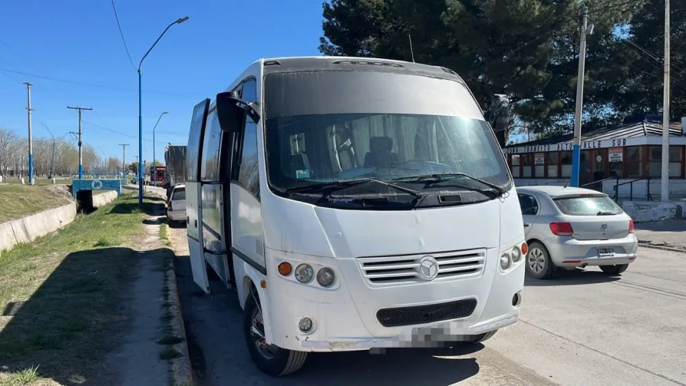 El vehículo trasladaba a siete menores desde Neuquén hacia Monte Hermoso. Foto: Policía de Río Negro
