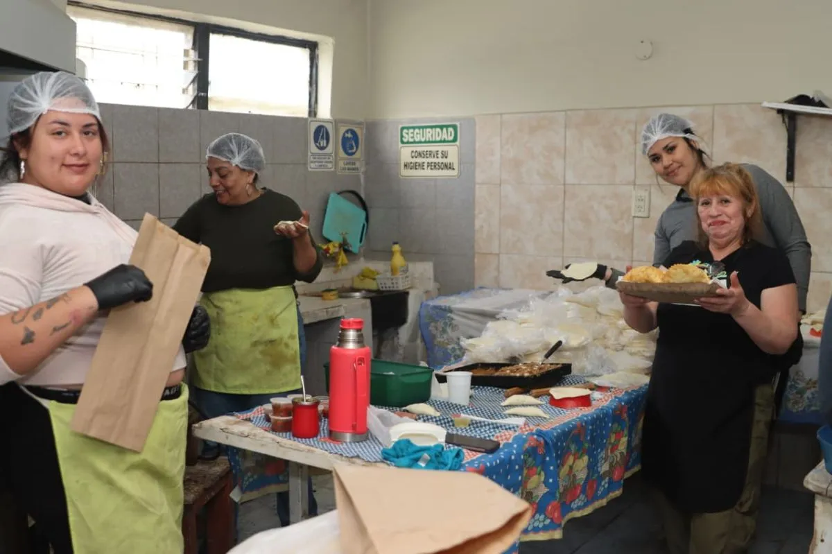 Desde temprano, integrantes del Violeta Parra trabajan en la preparaci&oacute;n de las empanadas chilenas. Foto: Tania Domenicucci