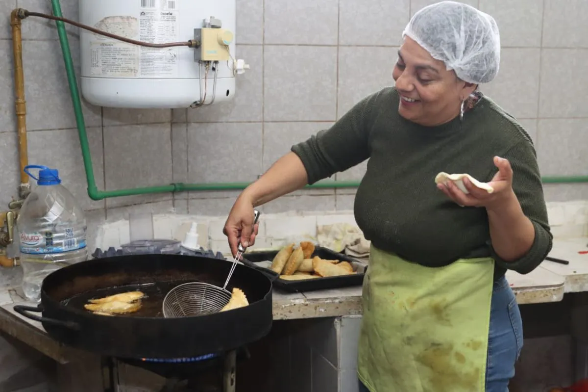 Las empanadas se preparan y cocinan durante la ma&ntilde;ana para recibir a vecinos de Roca. Foto: Tania Domenicucci