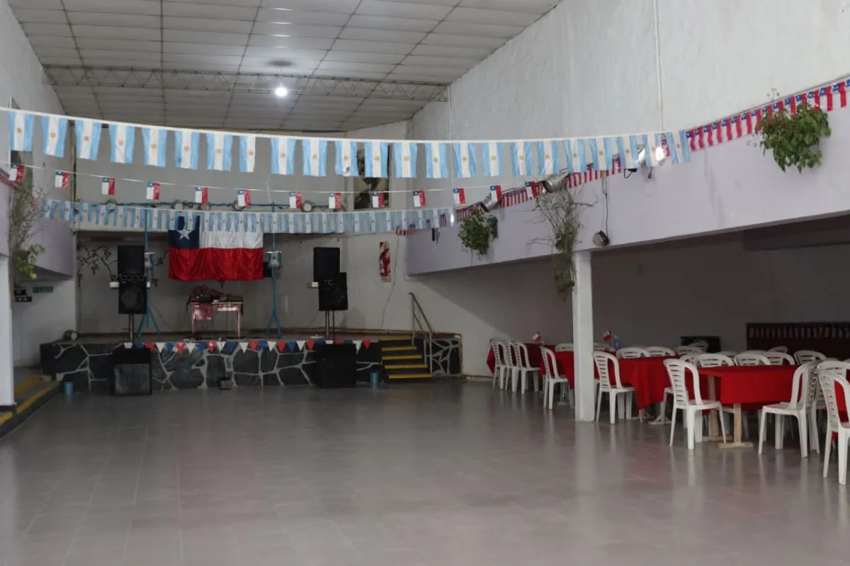 El sal&oacute;n del Violeta Parra ya est&aacute; preparado para los festejos de esta noche. Foto: Tania Domenicucci