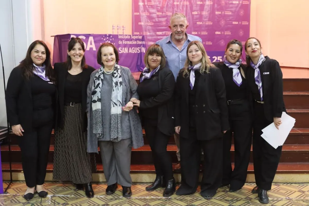 Autoridades y equipo del Instituto San Agust&iacute;n durante la ceremonia de colaci&oacute;n. Foto: Tania Domenicucci