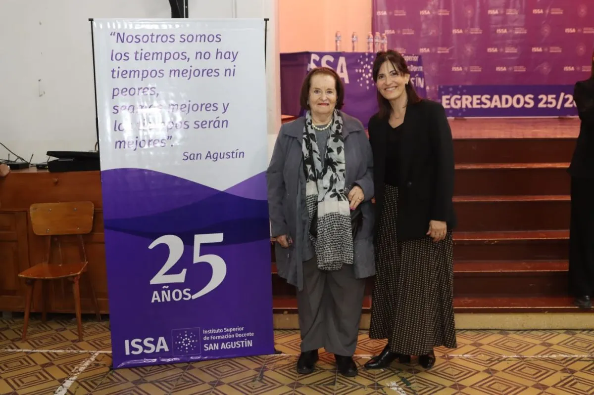 La celebraci&oacute;n continu&oacute; fuera del sal&oacute;n con los egresados y sus familias. Foto: Tania Domenicucci