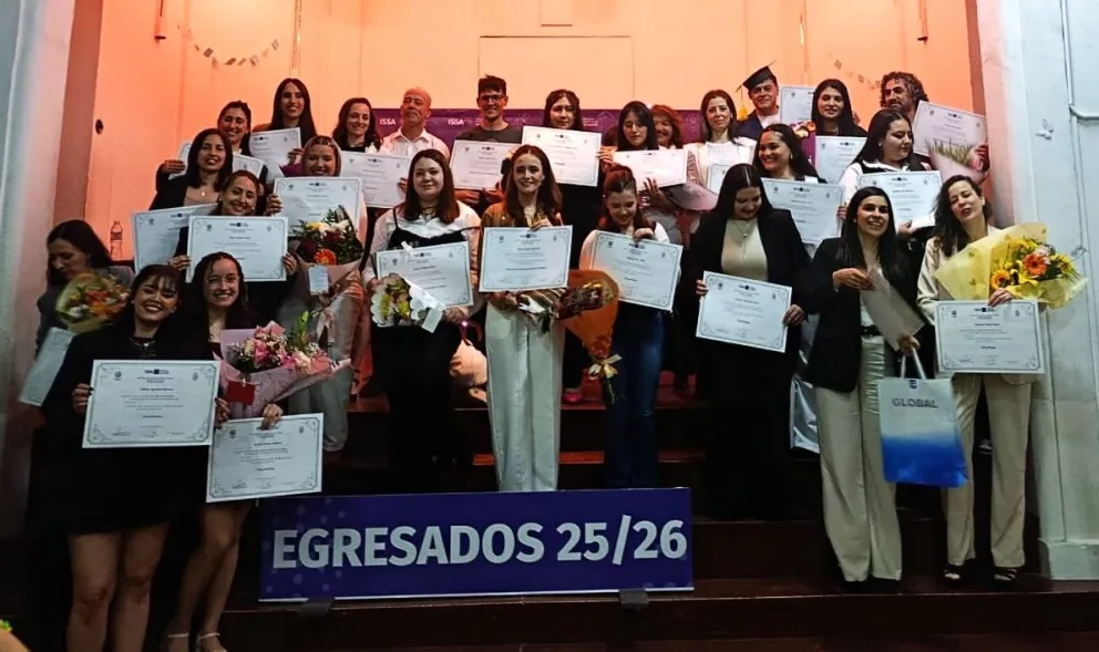 Las banderas de ceremonia también fueron parte del acto de egreso. Foto: Tania Domenicucci