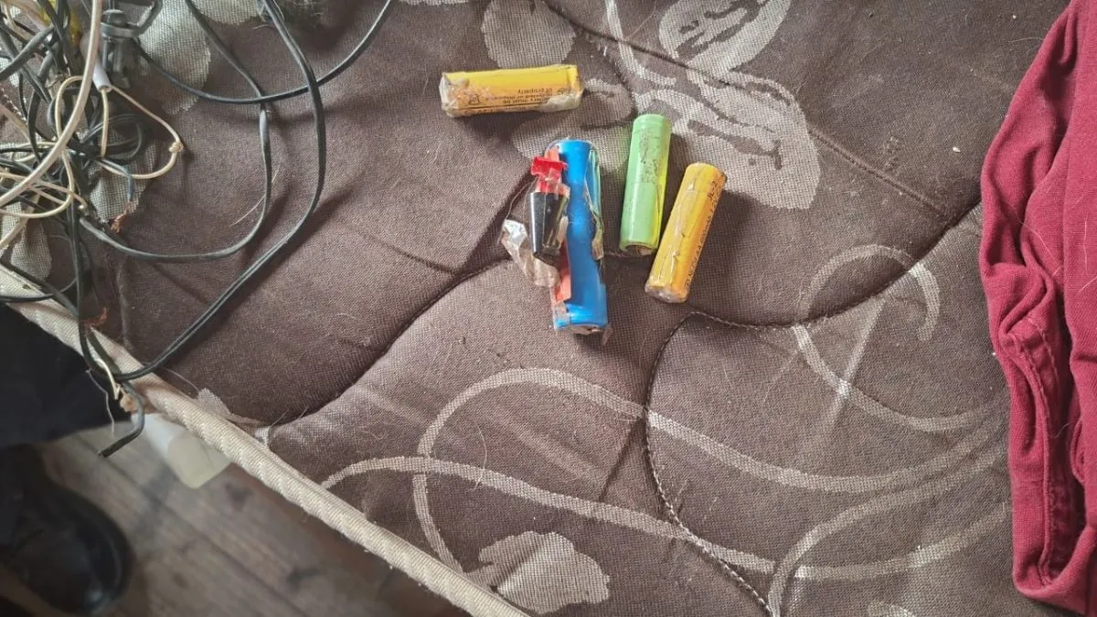 Un rev&oacute;lver calibre .22, cuatro tel&eacute;fonos celulares y una computadora fueron secuestrados durante el allanamiento. Foto: Polic&iacute;a de R&iacute;o Negro