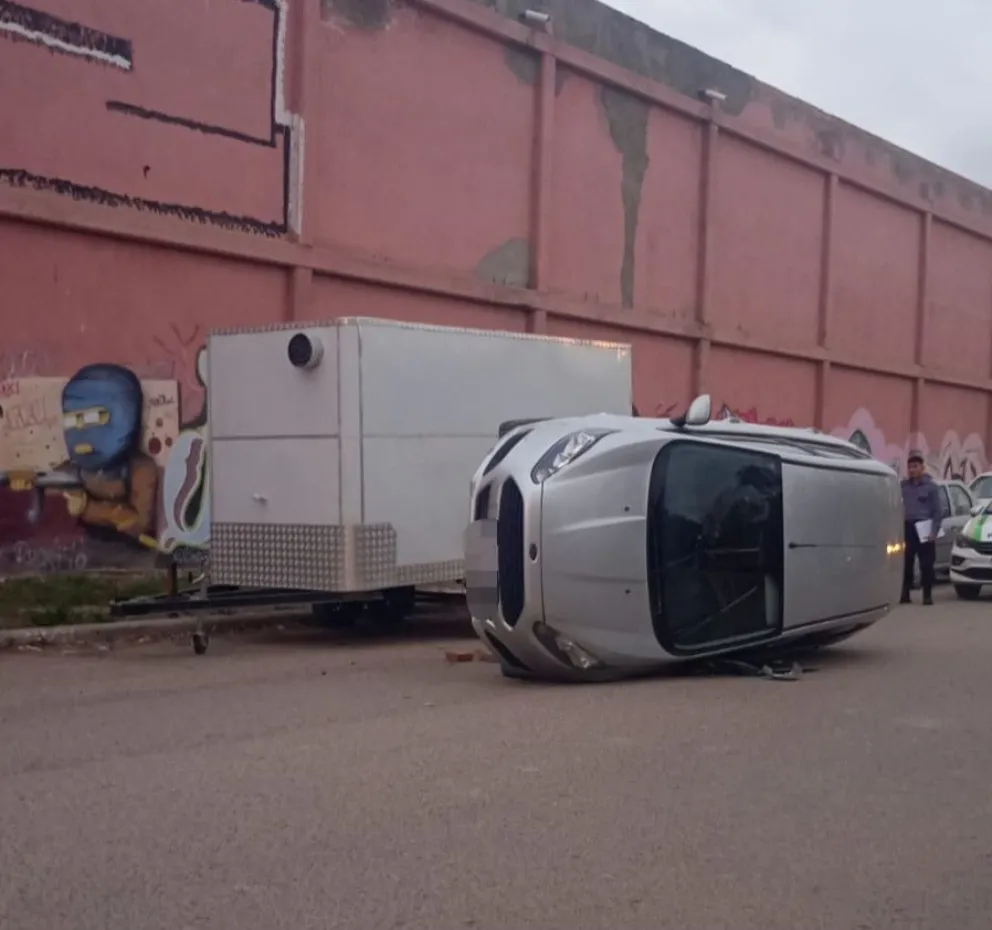El Ford Fiesta quedó volcado luego de ser impactado por el carro gastronómico en Allen. Foto: Policía de Río Negro.