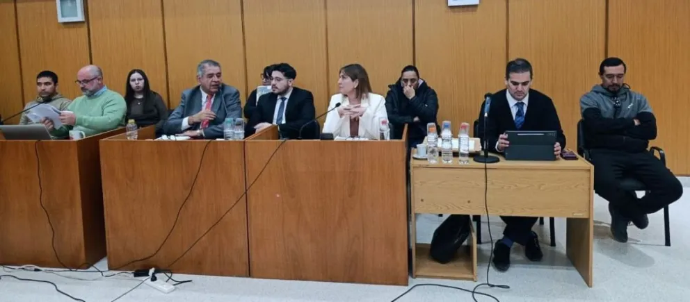 Los cuatro policías acusados junto a sus defensores durante la jornada de alegatos en los tribunales de Roca. Foto: Tania Domenicucci.
