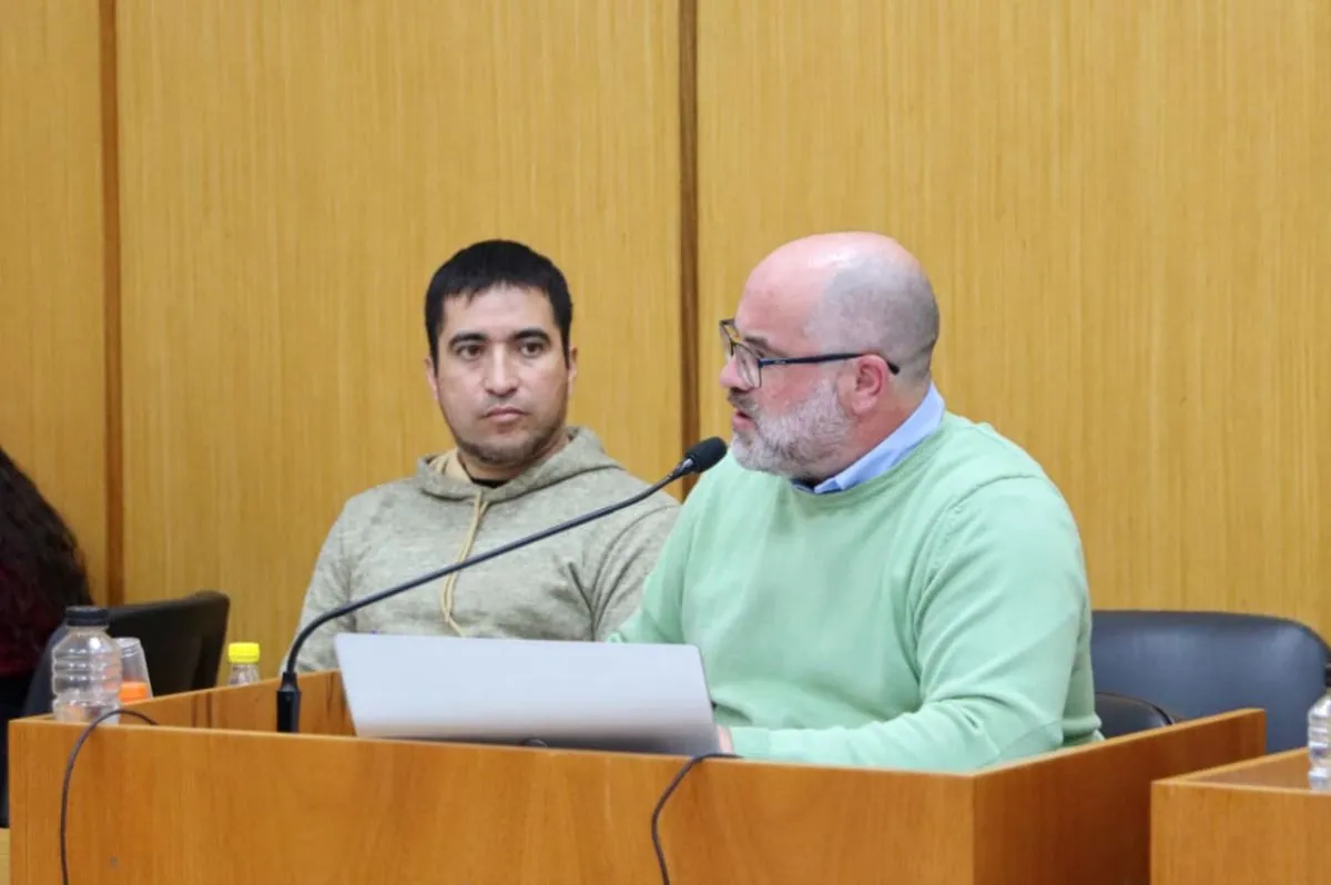 El acusado Jorge Luis Espinoza junto a su defensor p&uacute;blico, Juan Pablo Chirinos, durante la jornada de alegatos. Foto: Tania Domenicucci.