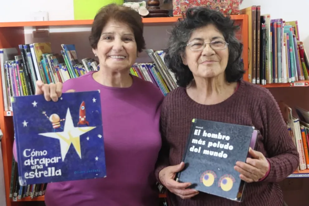 Mirta y Eleonor son parte del grupo de "Las abuelas leen". Foto Tania Domenicucci