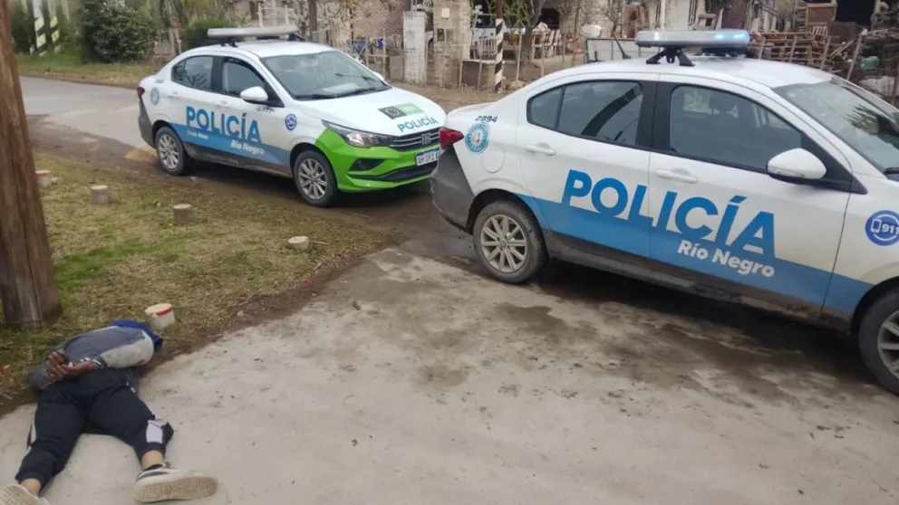 Gracias al rápido accionar policial y la alerta de los vecinos, el sospechoso no logró sustraer ningún elemento de los domicilios. Foto cortesía policía de Rio Negro