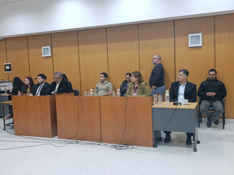Los cuatro policías durante la lectura del veredicto en los tribunales provinciales de Roca. Foto: Tania Domenicucci.