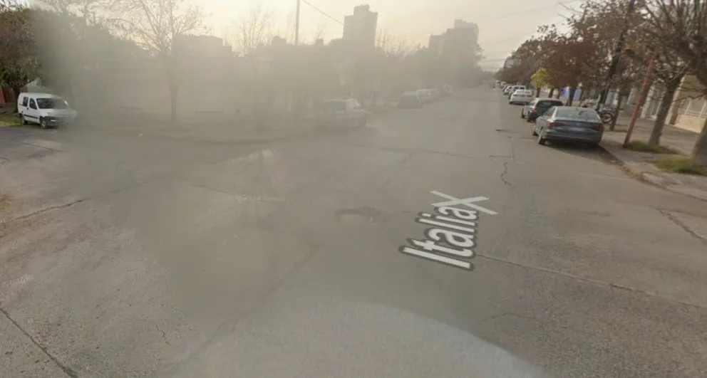 La esquina de Italia y Artigas, donde ocurrió el choque entre la moto y la camioneta que derivó en el reclamo judicial. Foto: maps