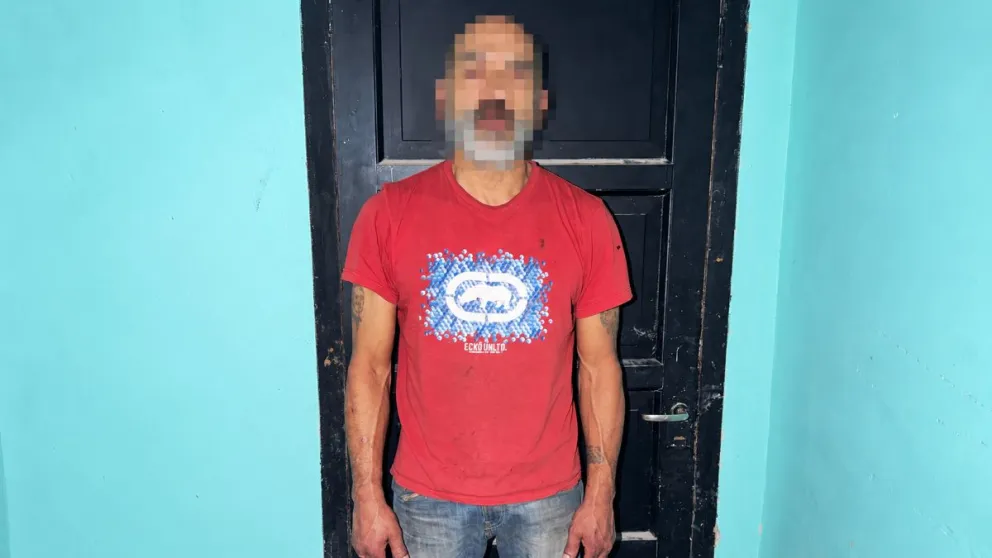 El hombre fue detenido en Stefenelli luego de que su expareja alertara al 911 sobre su presencia cerca de su casa. Foto: Policía de Río Negro.