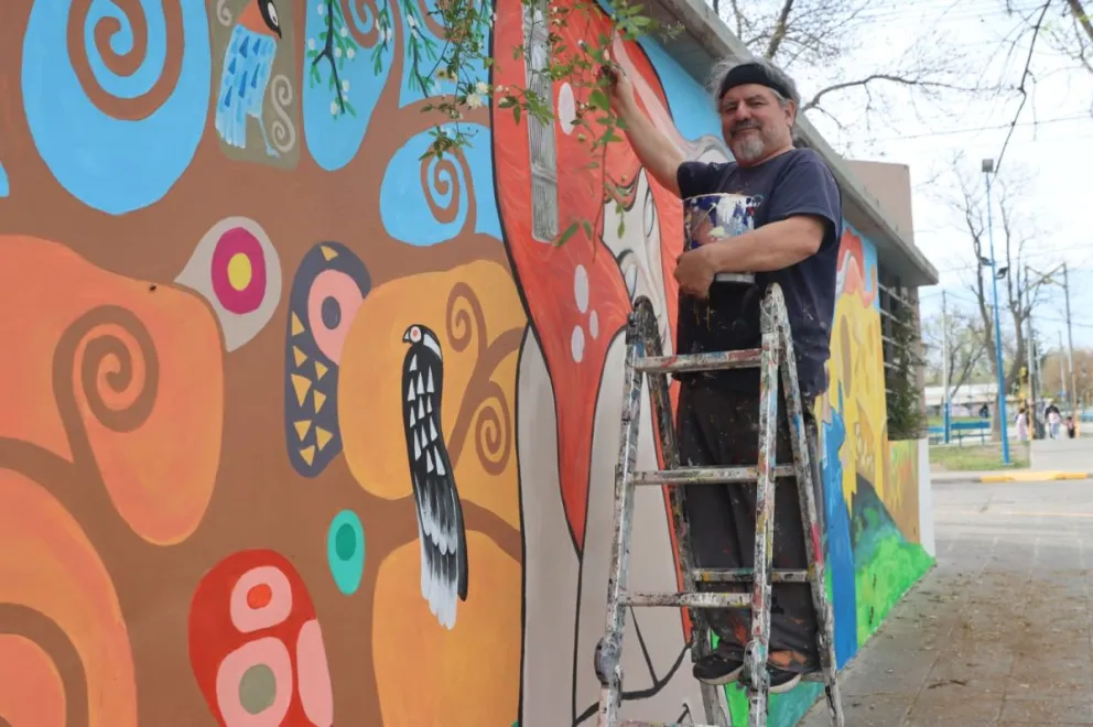 El artista está finalizando la obra frente al Canal Grande. Foto Tania Domenicucci