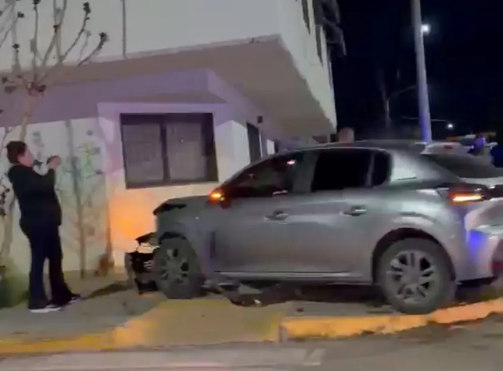 El Ford Focus terminó sobre la vereda y contra un inmueble tras el fuerte choque en Italia y Villegas. Foto: gentileza.