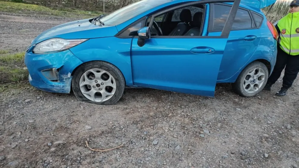 El auto presentaba daños en la parte delantera tras el impacto ocurrido a la altura de Allen. Foto: Policía de Río Negro.