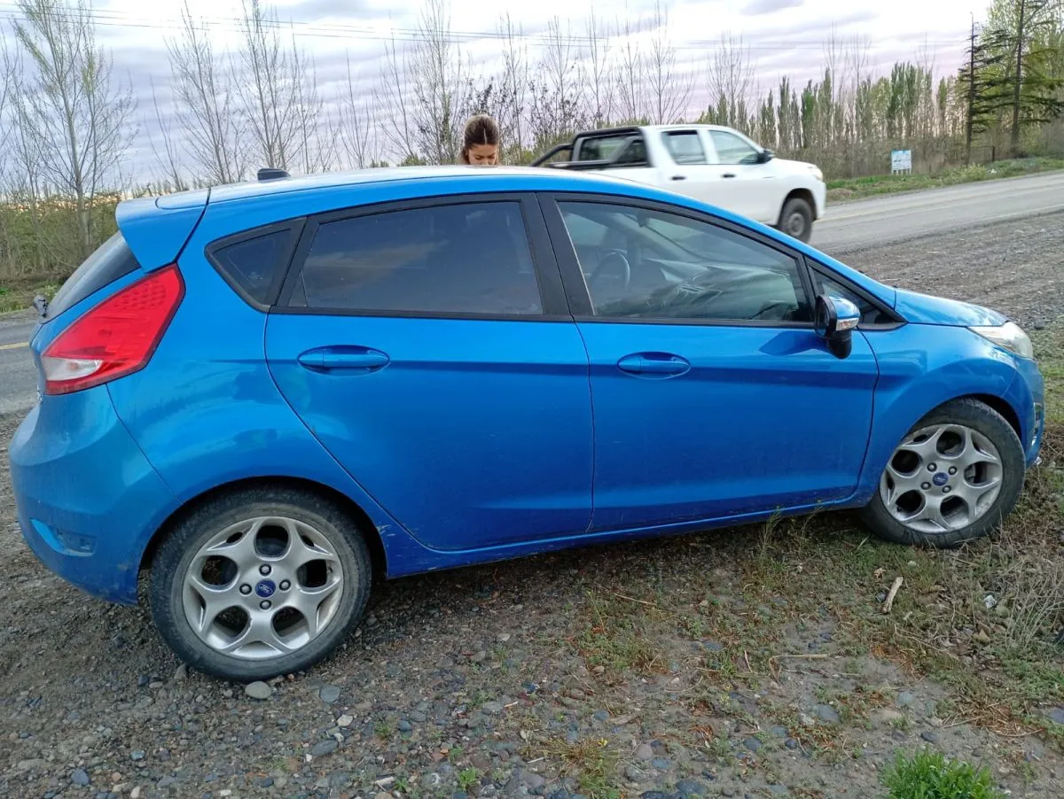 El Ford Fiesta qued&oacute; a un costado de la Ruta 22 luego del choque contra los tambores de se&ntilde;alizaci&oacute;n. Foto: Polic&iacute;a de R&iacute;o Negro.