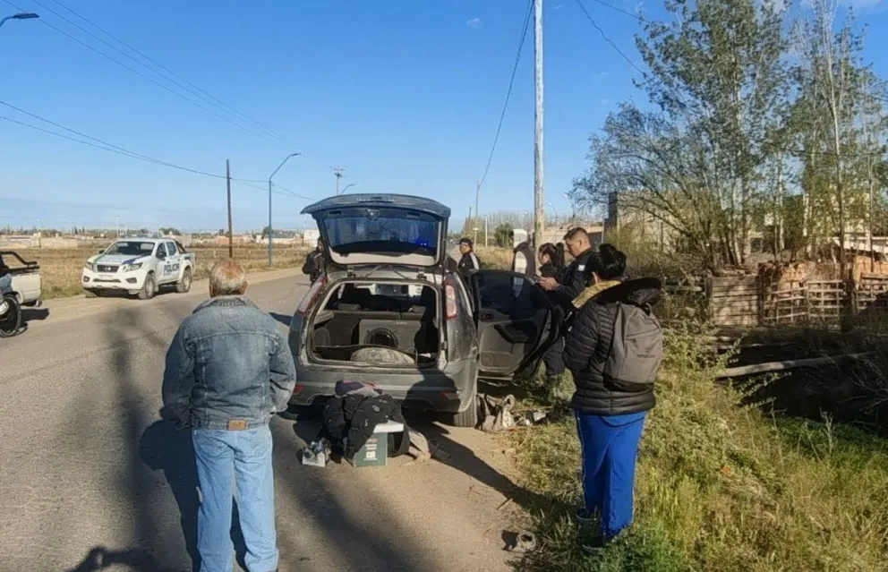 La mochila y otros elementos quedaron junto al Ford Focus durante el procedimiento policial. Foto: Policía de Río Negro.