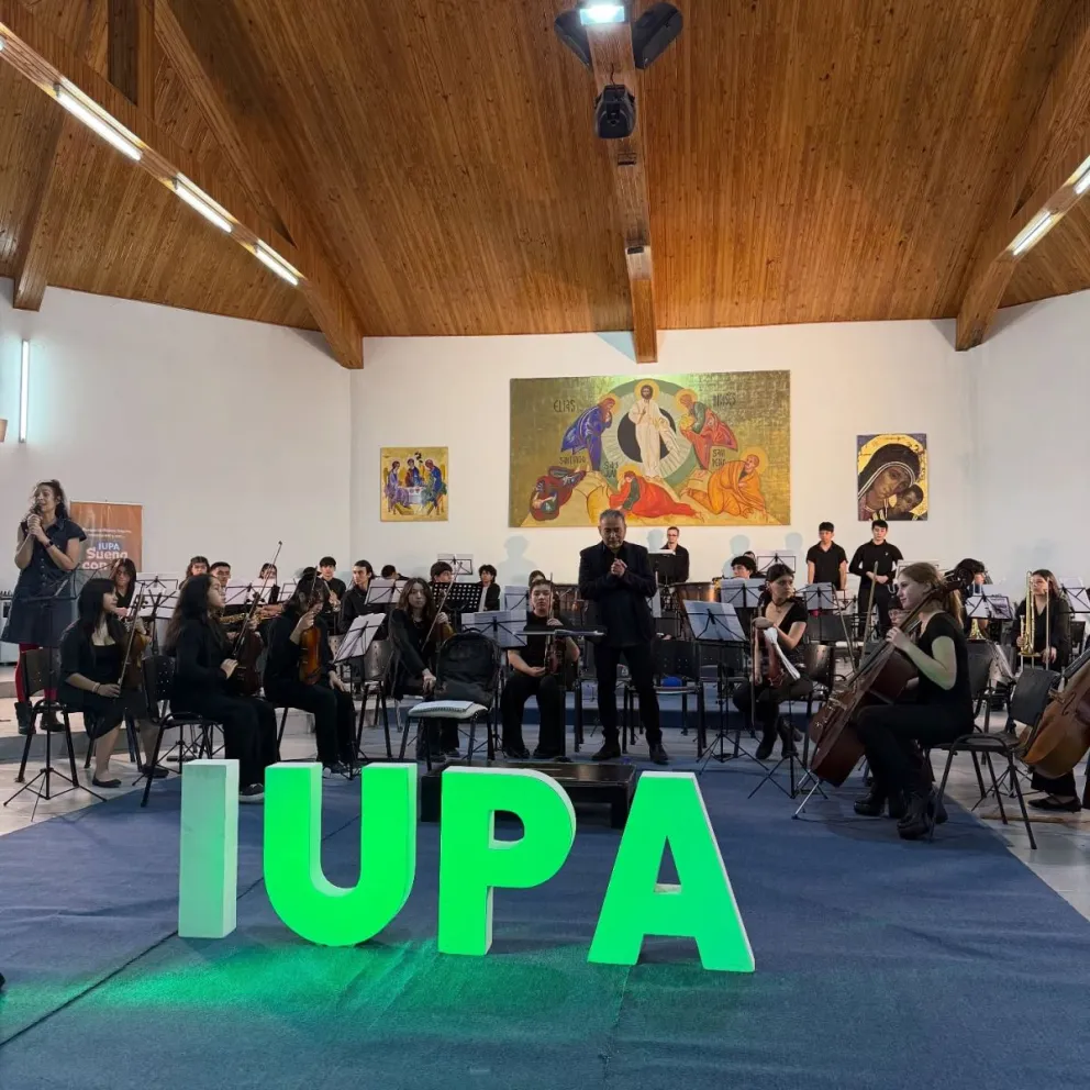 La orquesta del IUPA durante una presentación en la parroquia María Auxiliadora y San Miguel Arcángel de Stefenelli. Foto: archivo.
