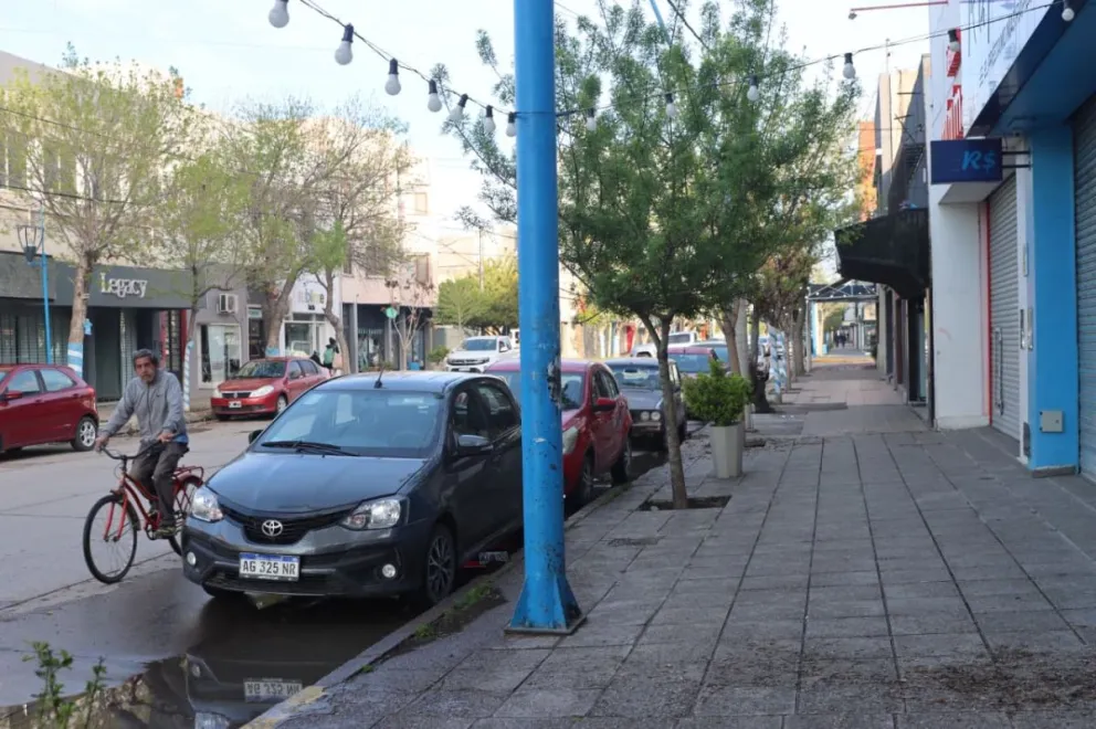 Con varios comercios cerrados y un centro sin movimiento, así comenzó la jornada en Roca. Foto Tania Domenicucci-ANR