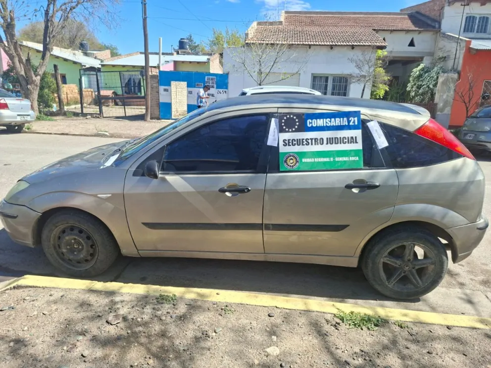 El Ford Focus secuestrado por la Policía durante el operativo en Roca. Foto: Policía de Río Negro