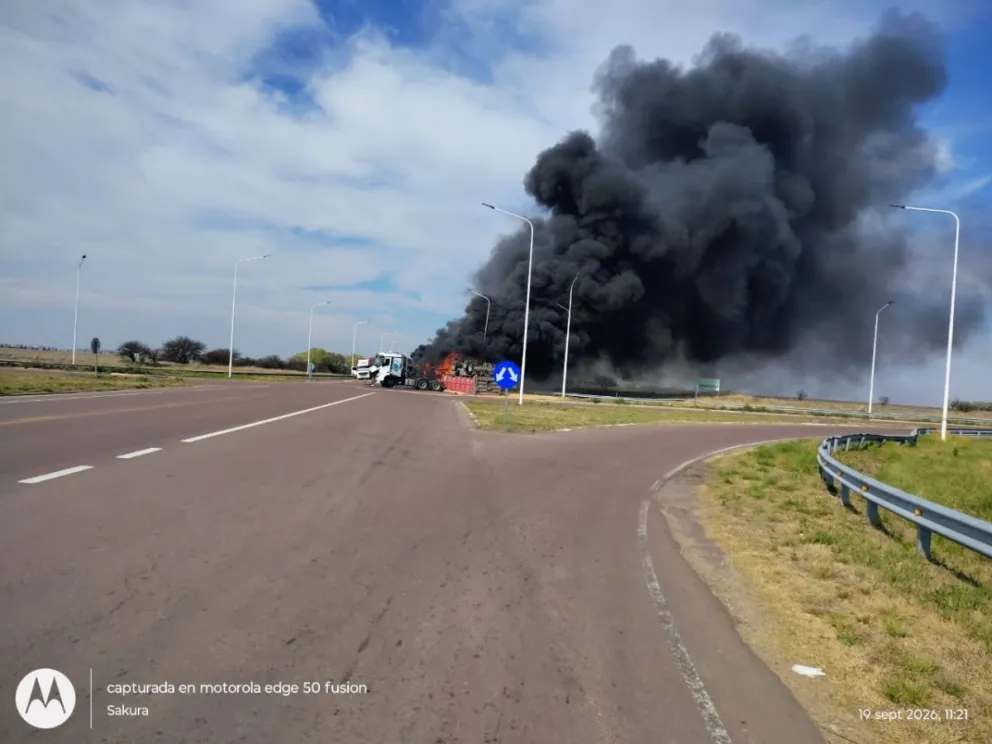 El camión de Vía Cargo quedó involucrado en un grave choque e incendio en La Pampa, donde parte de la carga tenía como destino General Roca. Foto cortesía