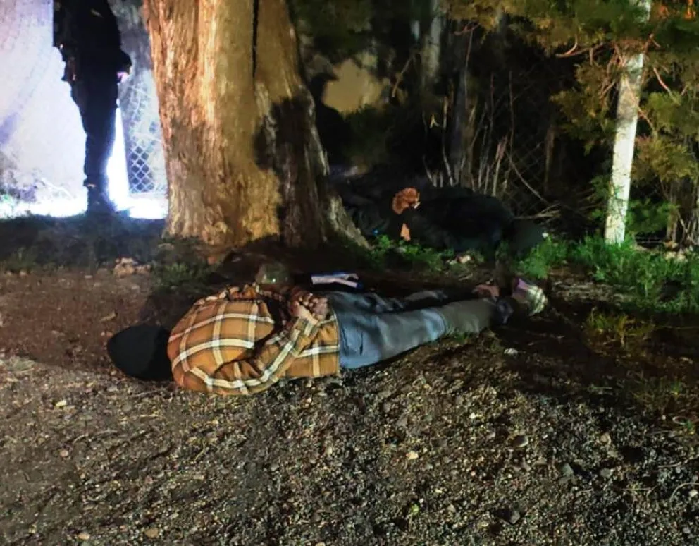 Luego de que detengan a su compañero, dos sospechosos decidieron esconderse en un predio lindante para evitar ser capturados. Foto cortesía Policía de Rio Negro