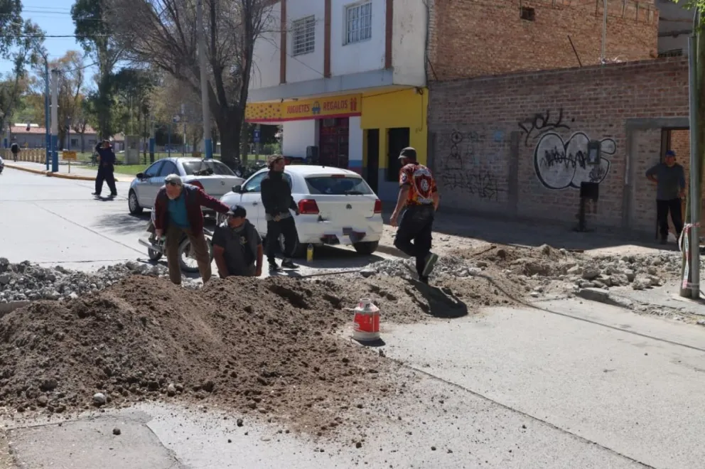 La obra de conexión cloacal obligó a cortar una de las manos de avenida Roca, entre Moreno y Gadano. Foto: Tania Domenicucci