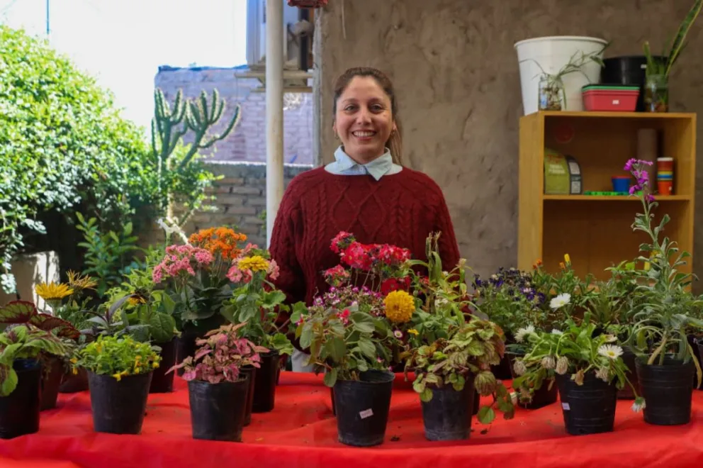 Gisela creó el vivero hace más de un año y conecta con los vecinos del barrio a través de las plantas. Foto: Tania Domenicucci