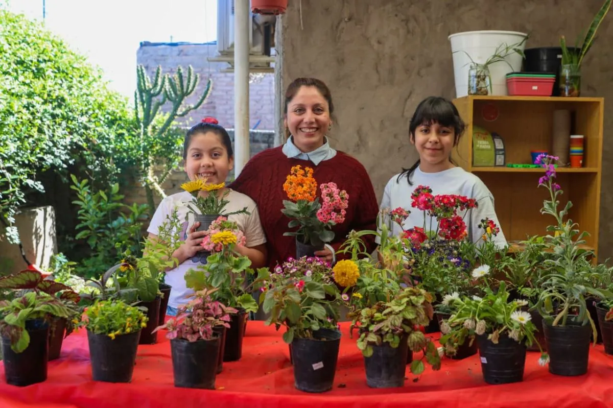 Gisela junto a sus hijas abren las puertas de su hoga para que el vivero conecte con el barrio. Foto: Tania Domenicucci