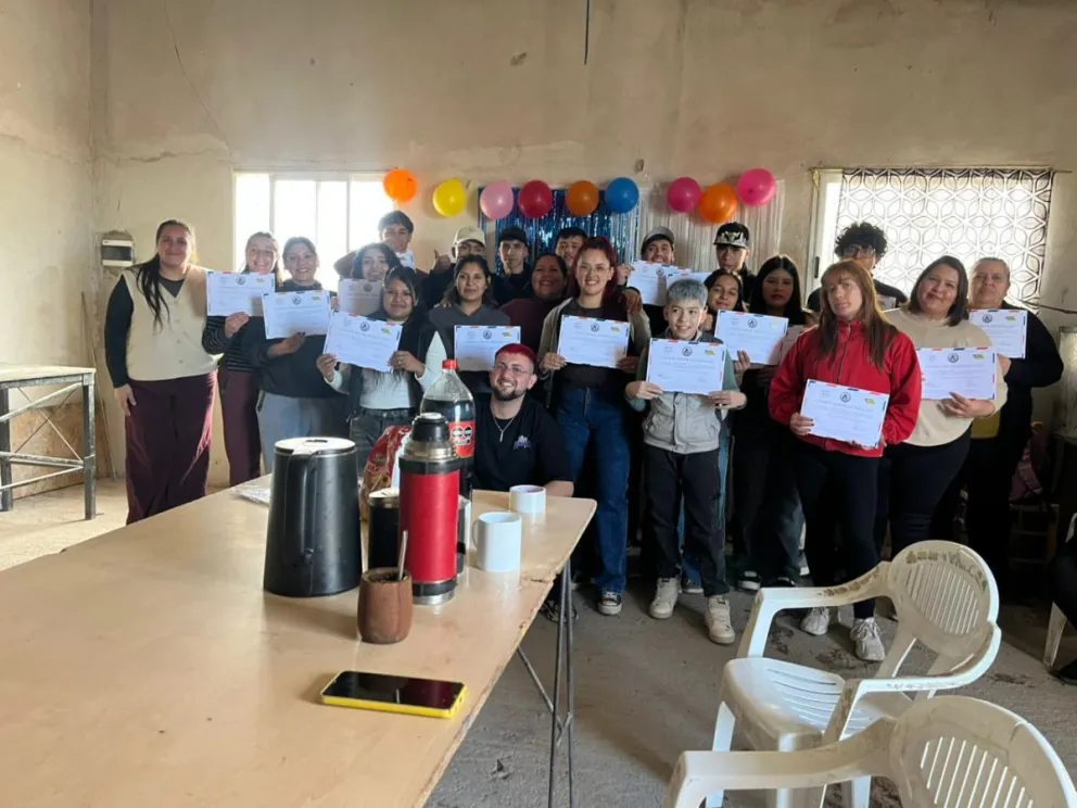 En imagen las 25 personas que finalizaron el curso anterior y recibieron su certificado para trabajar. Foto cortesía