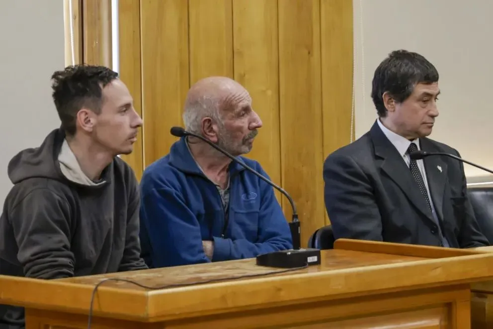 Padre e hijo en la audiencia de este mediodía. (Foto: gentileza)