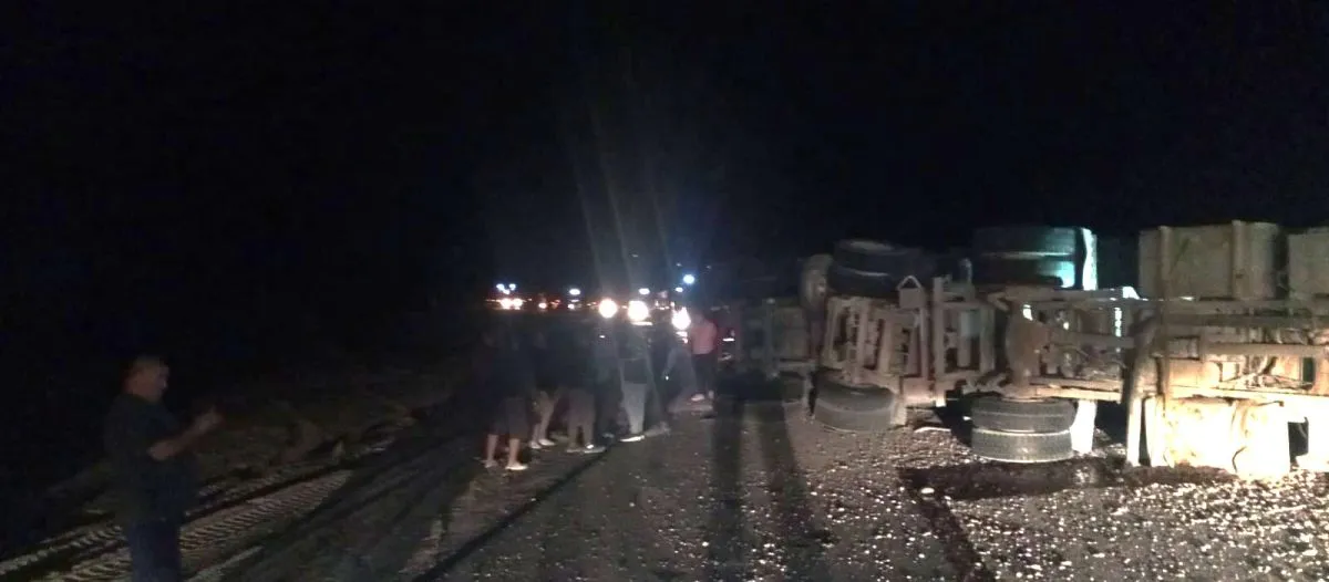 El vuelco ocurri&oacute; en la curva de Ceferino y el cami&oacute;n qued&oacute; atravesado sobre la calzada. Foto: gentileza