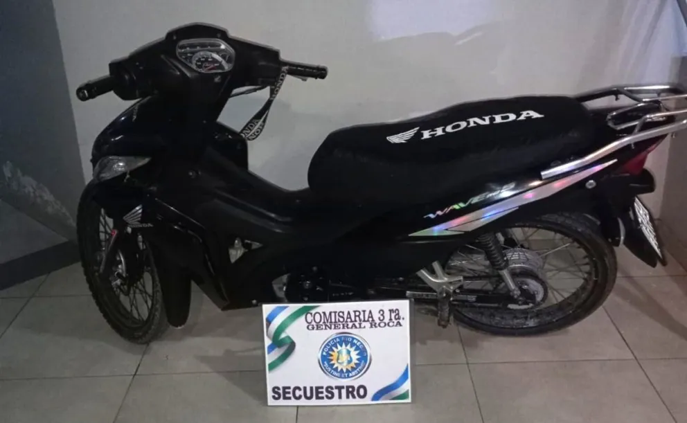 La Honda Wave había sido robada el 20 de septiembre y tenía pedido de secuestro vigente. Foto: Policía de Río Negro.