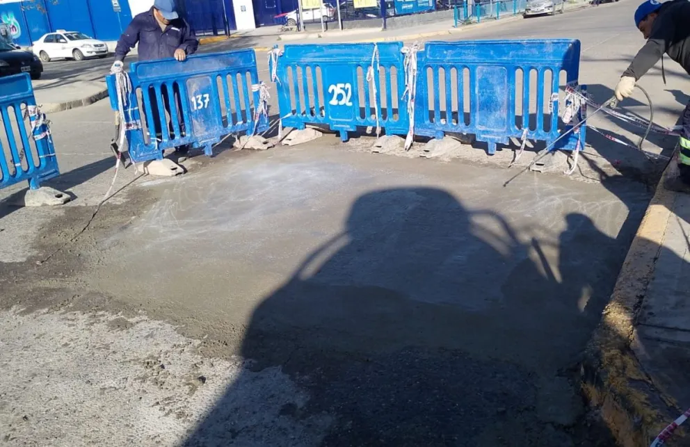 Hay calles céntricas donde la calzada se ve reducida por los arreglos. Foto: Municipio de Roca