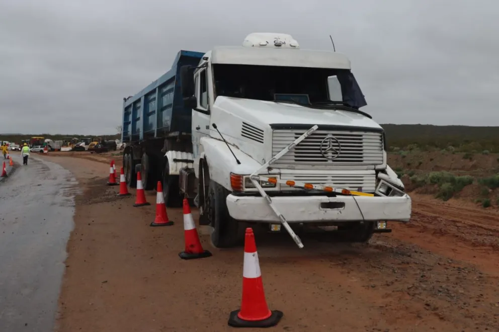 El camión quedó a un costado de la Ruta 6 tras ser retirado de la calzada durante la noche. Foto: Tania Domenicucci.